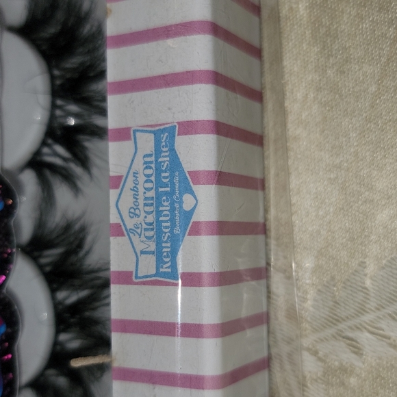 Bombshell Cosmetica Lashes Le Bonbon Macaroon Lashes - Picture 3 of 3